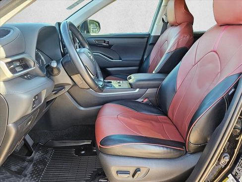 Used 2023 Toyota Highlander LE FWD image 15