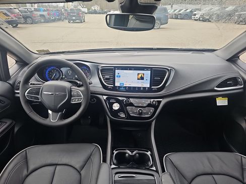 New 2026 Chrysler Pacifica Limited AWD/4WD image 14
