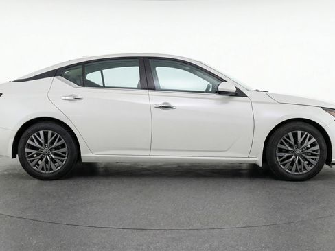 Used 2025 Nissan Altima 2.5 SV FWD image 11
