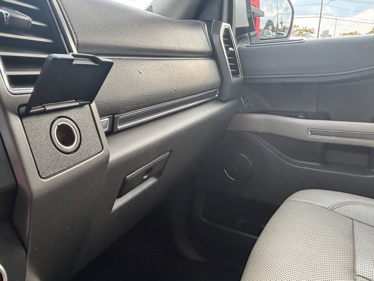 Used 2018 Ford Expedition XLT w/ Equipment Group 202A AWD/4WD image 21