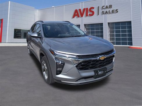Used 2025 Chevrolet Trax LT w/ LT Convenience Package image 3