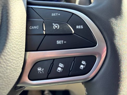 Used 2023 Chrysler Pacifica Touring-L FWD image 25