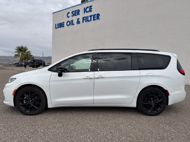 Used 2025 Chrysler Pacifica Limited FWD image 2