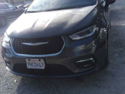 Used 2023 Chrysler Pacifica Touring-L image 1