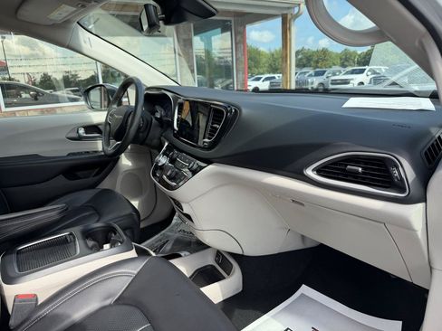Used 2023 Chrysler Pacifica Touring-L FWD image 24