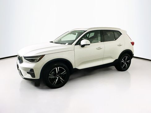 Used 2025 Volvo XC40 B5 Core image 4