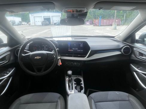 Used 2025 Chevrolet Trax LS FWD image 8