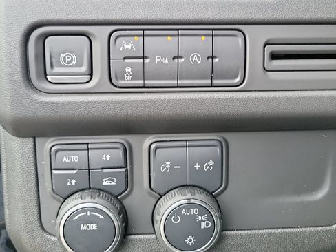 Used 2024 Chevrolet Suburban LT AWD/4WD image 29