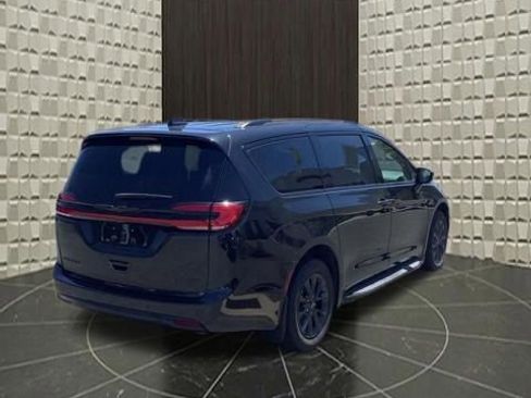 Certified 2021 Chrysler Pacifica Touring-L w/ S Appearance Package AWD/4WD image 4