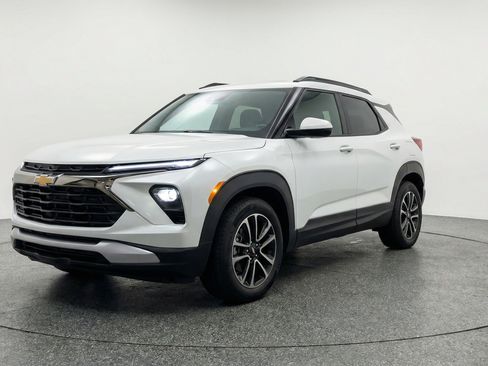 Used 2025 Chevrolet TrailBlazer LT image 3