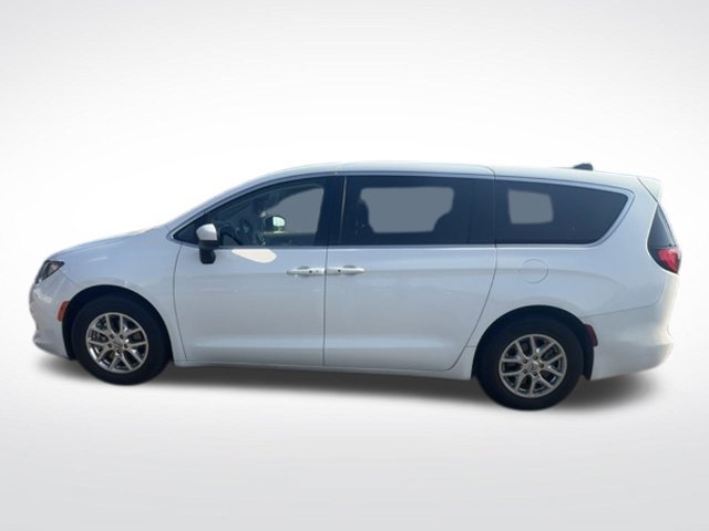 Used 2023 Chrysler Voyager LX FWD image 9