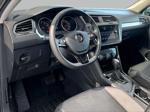 Used 2020 Volkswagen Tiguan SE w/ Panoramic Sunroof Package FWD image 18