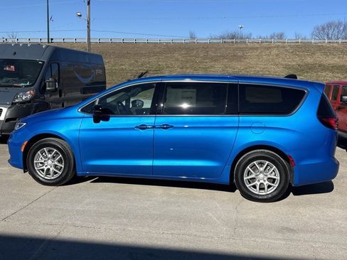 New 2026 Chrysler Pacifica Select image 10
