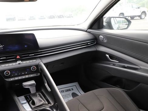 Used 2025 Hyundai Elantra SEL FWD image 24