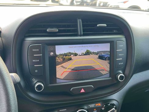Used 2025 Kia Soul LX w/ LX Technology Package FWD image 14