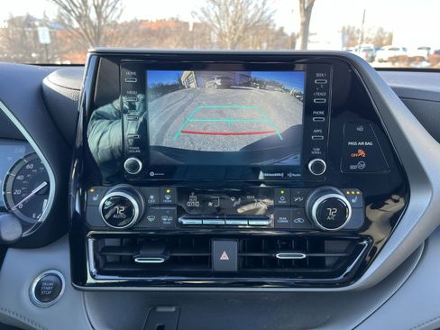 Used 2021 Toyota Highlander XLE image 19