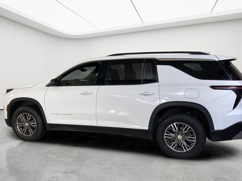 Used 2025 Chevrolet Traverse LT FWD image 57