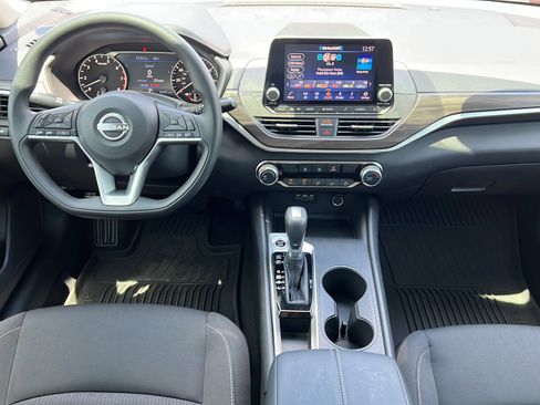 Used 2025 Nissan Altima 2.5 SV FWD image 10