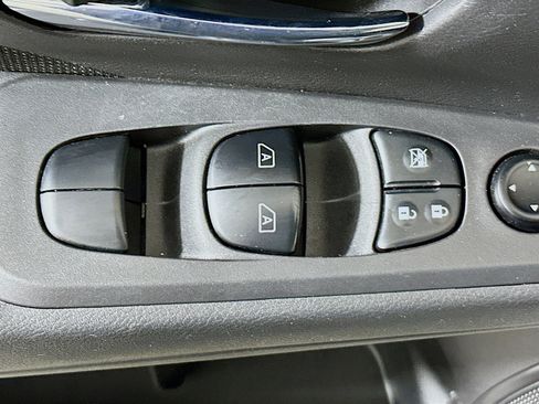 Used 2024 Nissan Kicks SV image 14