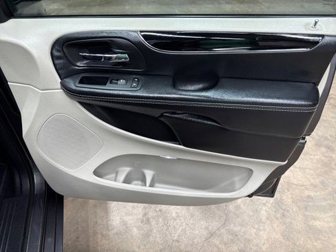Used 2019 Dodge Grand Caravan SXT FWD image 26