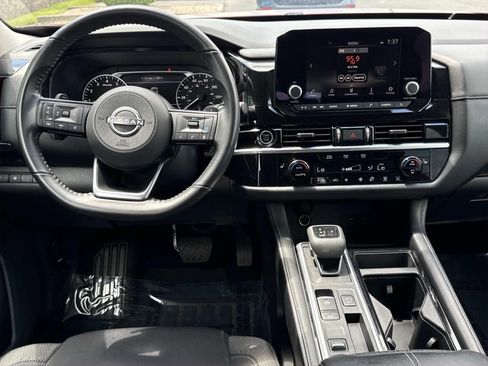 Used 2024 Nissan Pathfinder SV FWD image 8