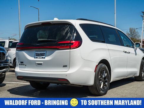 Used 2022 Chrysler Pacifica Touring-L w/ S Appearance Package AWD/4WD image 7