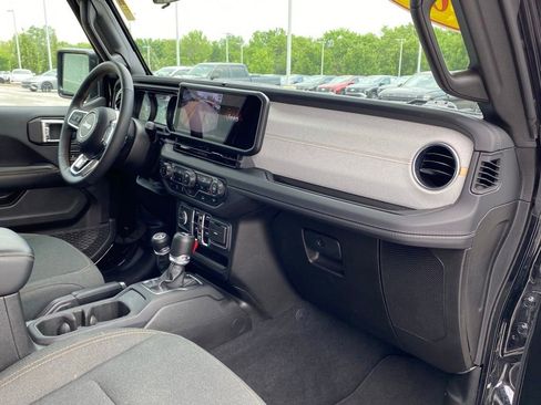 Used 2025 Jeep Wrangler Unlimited Sahara AWD/4WD image 30