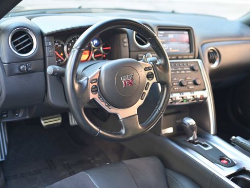 Used 2010 Nissan GT-R Premium image 14