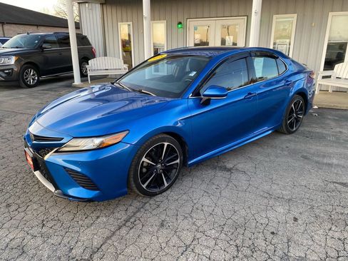 Used 2018 Toyota Camry XSE image 3