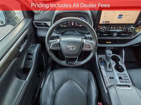 Used 2023 Toyota Highlander Limited FWD image 18