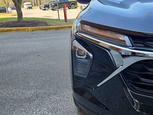 Certified 2025 Chevrolet Trax LS image 11