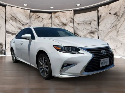 Used 2016 Lexus ES 300h w/ Luxury Package w/Wood Trim FWD image 3