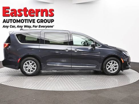 Used 2020 Chrysler Pacifica Touring-L FWD image 4