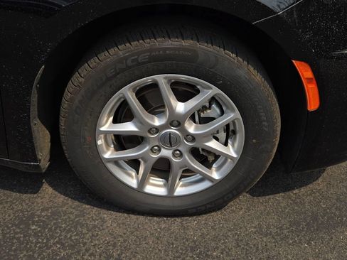 Used 2025 Chrysler Pacifica Select FWD image 9