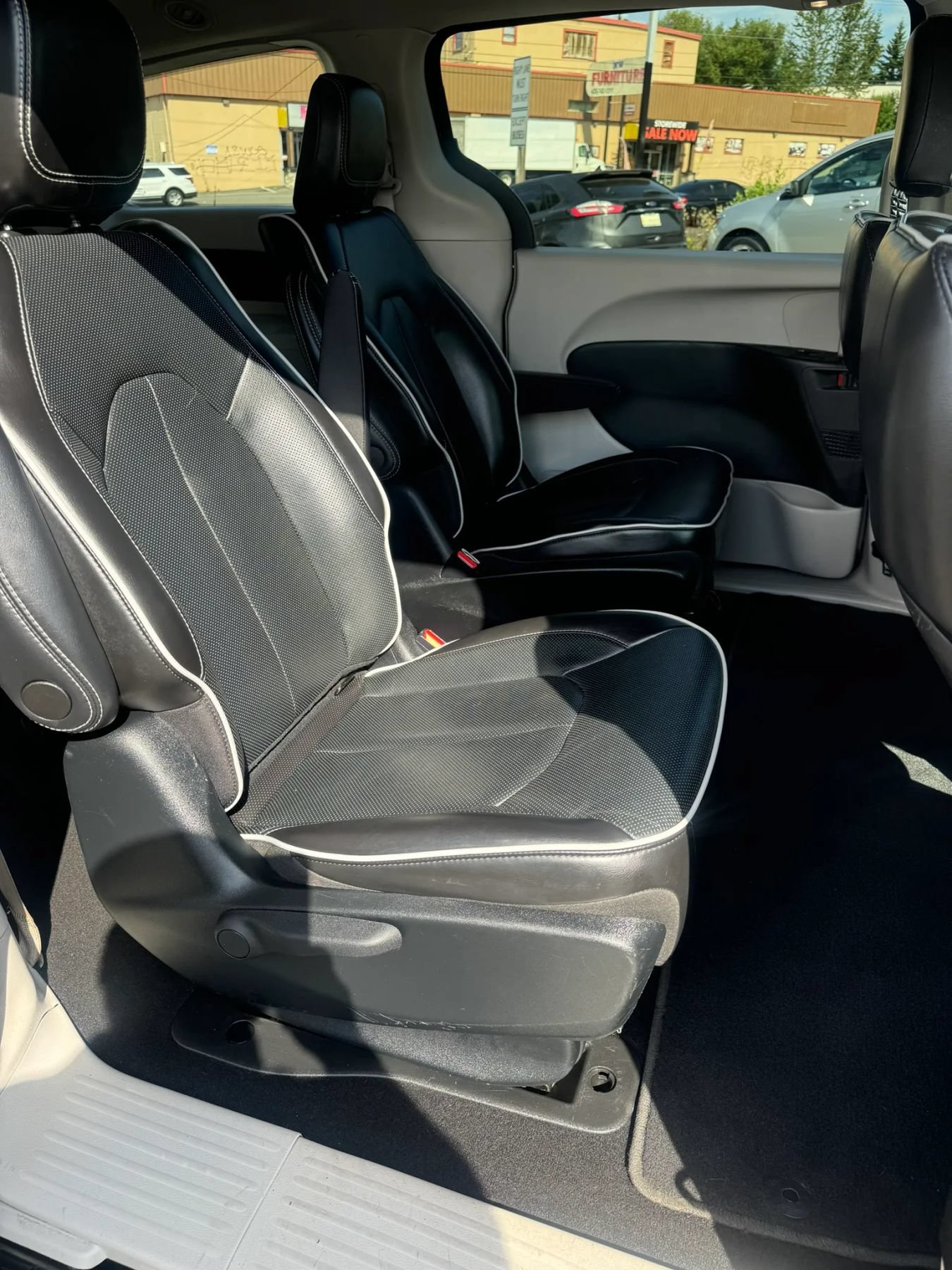 Used 2023 Chrysler Pacifica Limited FWD image 13
