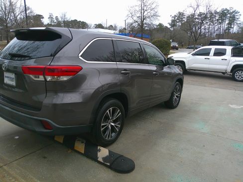 Used 2017 Toyota Highlander LE image 14