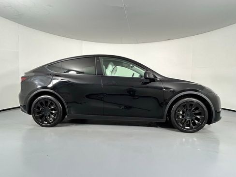 Used 2022 Tesla Model Y Long Range image 7