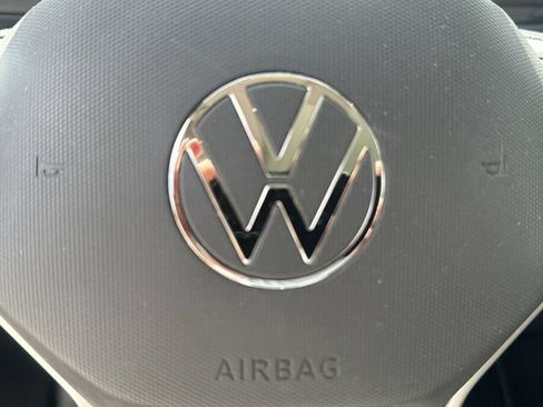 Certified 2022 Volkswagen Tiguan SE FWD image 19