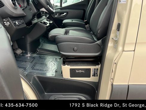 Used 2025 Mercedes-Benz Sprinter 2500 image 17