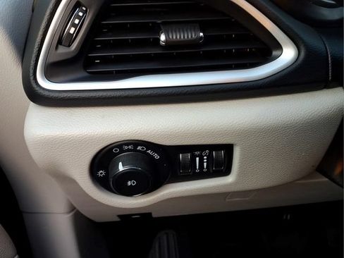 Used 2023 Chrysler Pacifica Touring-L FWD image 21