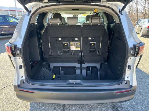 Used 2025 Toyota Sienna XLE image 33