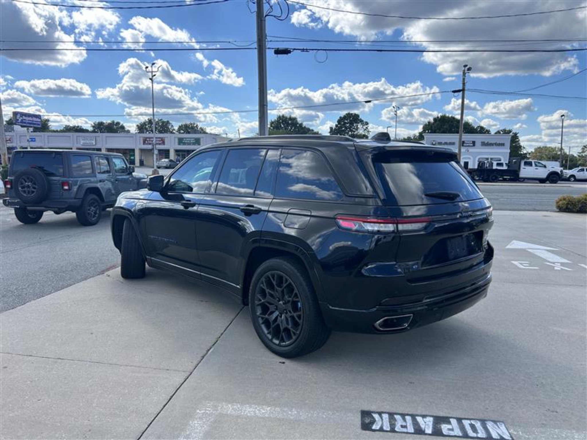 Certified 2023 Jeep Grand Cherokee Summit AWD/4WD image 6