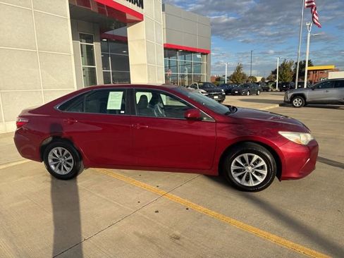 Used 2017 Toyota Camry XLE image 2