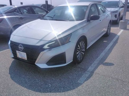 Used 2025 Nissan Altima 2.5 SV FWD image 2