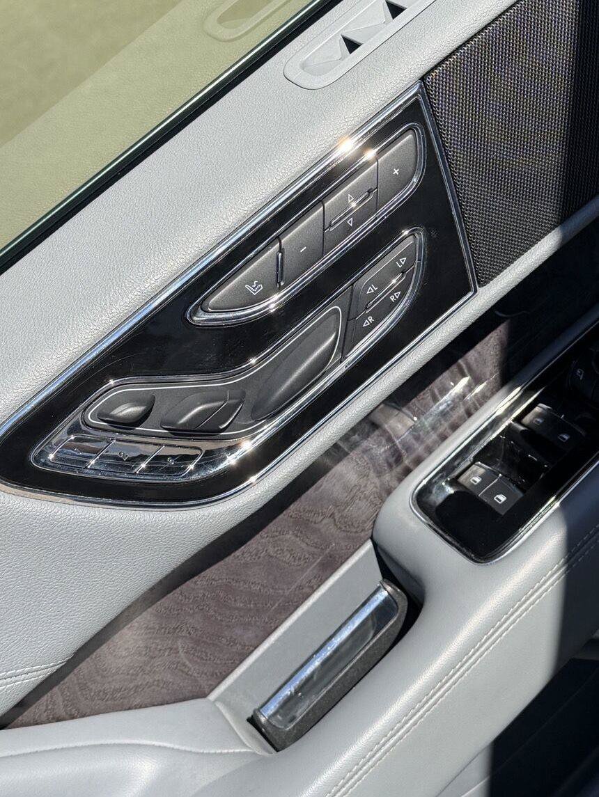 Used 2019 Lincoln Navigator L Select w/ Cargo Package AWD/4WD image 4