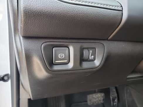 Used 2023 GMC Acadia SLT image 25