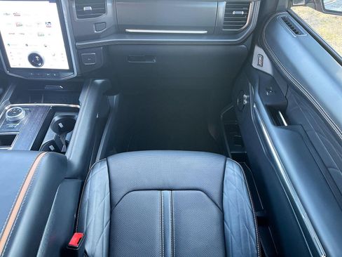 Used 2024 Ford Expedition Platinum image 25
