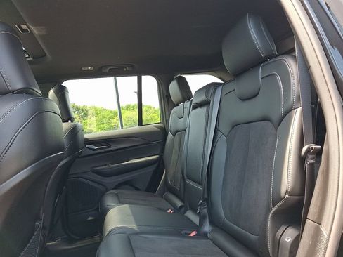 Certified 2025 Jeep Grand Cherokee Altitude AWD/4WD image 10