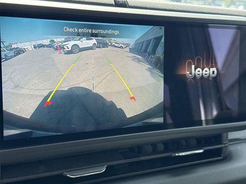 Used 2025 Jeep Wrangler Sahara image 13