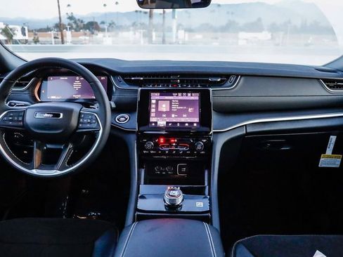 New 2025 Jeep Grand Cherokee Altitude image 13